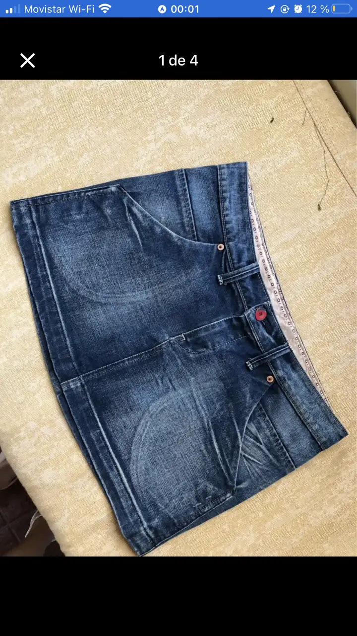 pollera vintage jean azul, con detalles de desgaste y bolsillos traseros característicos de la marca Levi's. Ideal para un look casual y moderno.