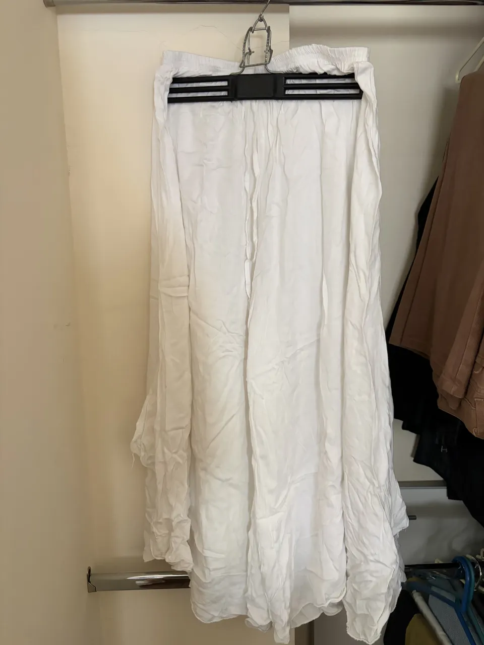 pantalón  blanco, ideal para el verano. Confeccionada en viscosa, es súper fresca y liviana. Perfecta para un look playero o para usar en un día de calor.