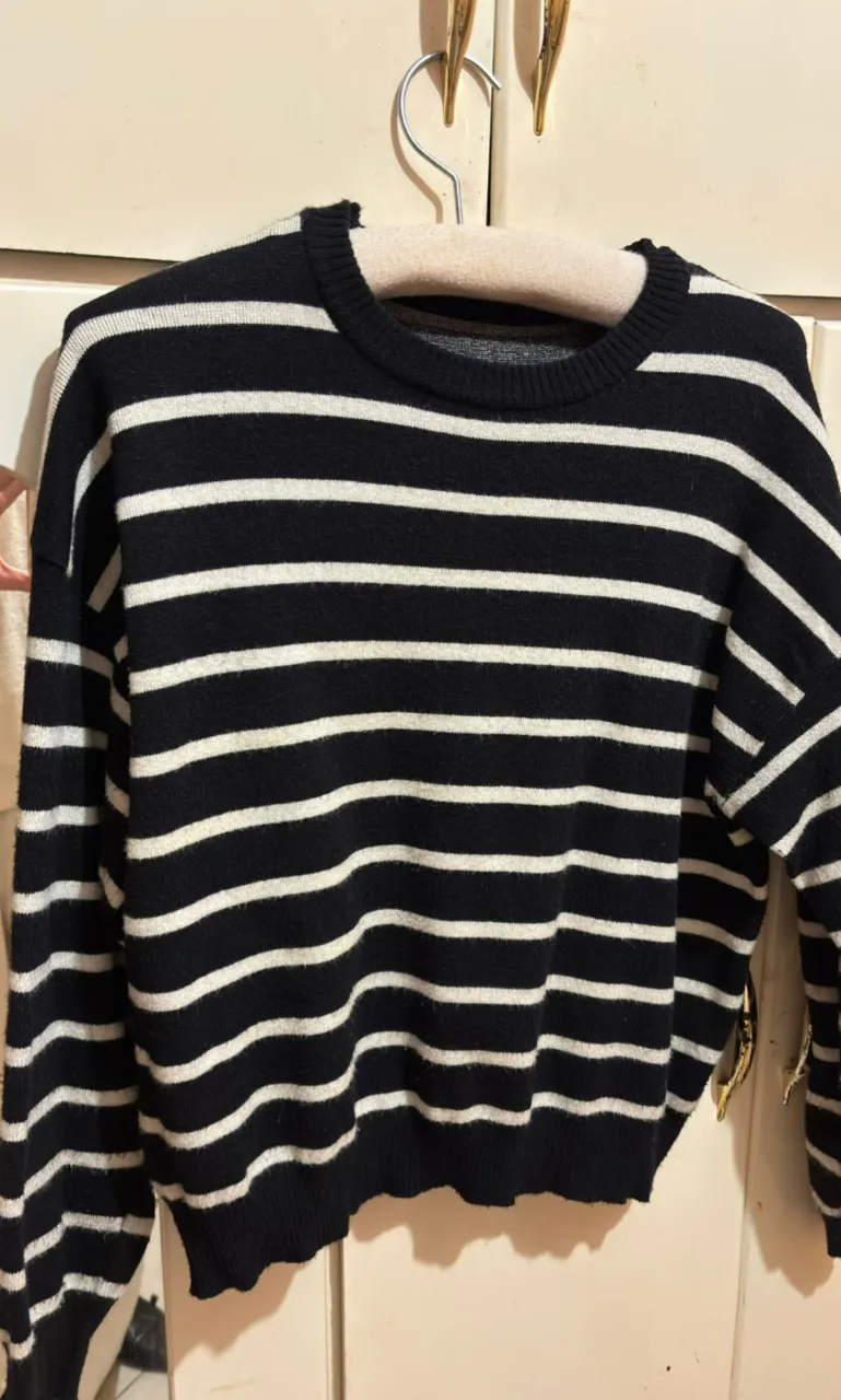 Sweater de rayas clásico, atemporal y muy combinable, ideal para un look cómodo y prolijo con jeans o pantalón de vestir.

Poco uso, comprado la temporada pasada. Cede.
Único detalle: las líneas blancas levantan apenas pelusa.

Lo vendo porque me queda corto de largo.
Pidan medidas.