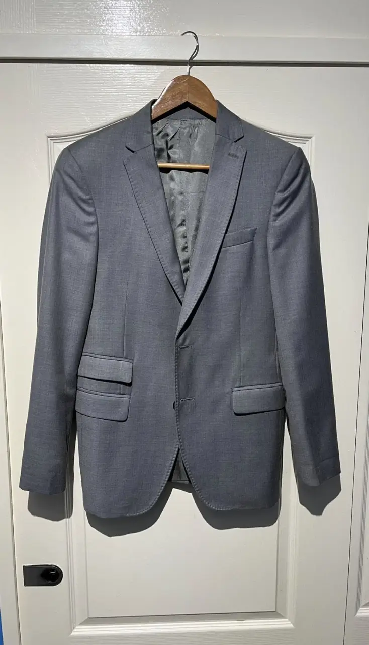 Elegante ambo  gris para hombre, ideal para ocasiones formales y de trabajo. Confeccionado con materiales de alta calidad, este saco ofrece un ajuste perfecto y un estilo atemporal. Perfecto para completar tu look profesional. 