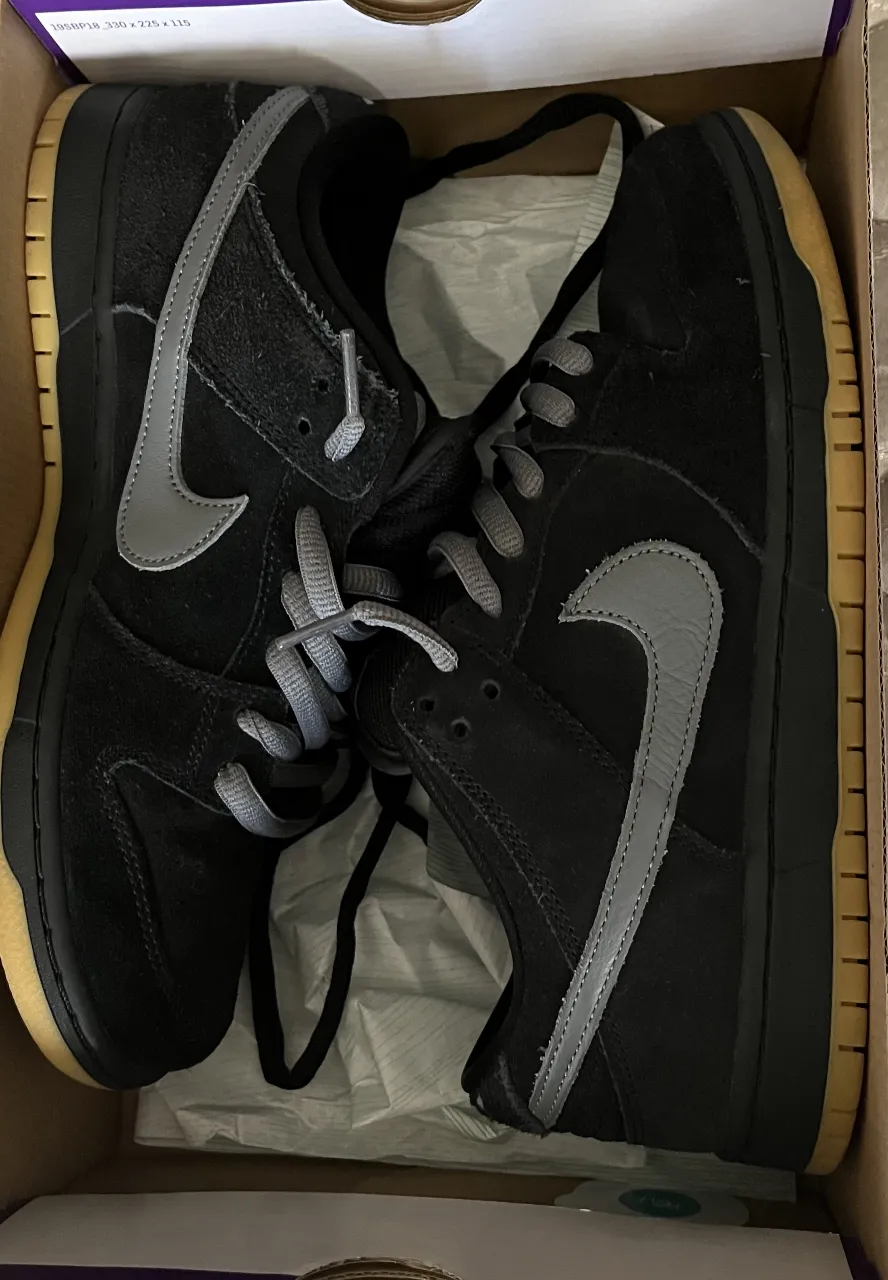 Zapatillas Nike SB Dunk Low Pro en color negro con detalles en gris. Diseño clásico y versátil, ideal para uso diario y skateboarding. Suela de goma resistente y cómoda.

9.5US (27.5cm)
Poco uso 
Modelo fog 