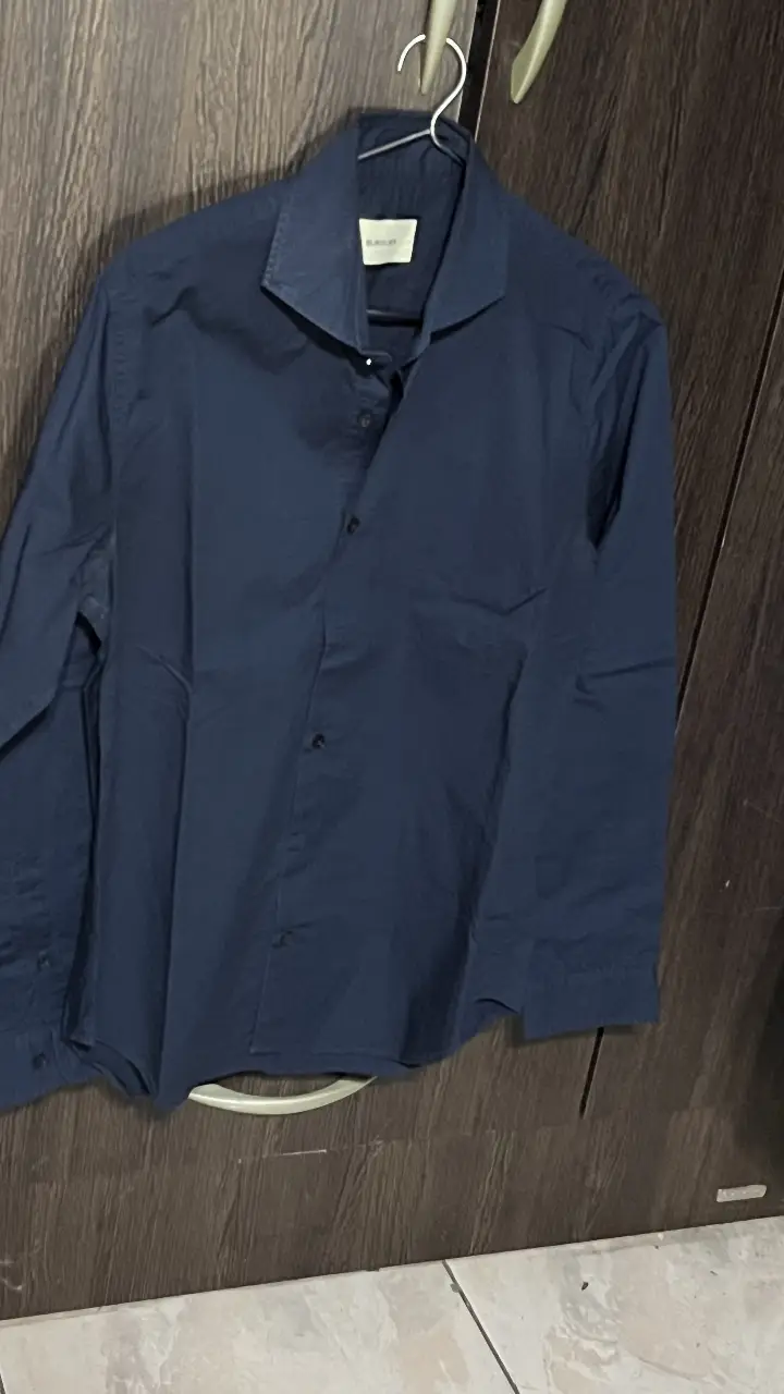 Camisa de hombre azul marino de la marca Burgues. Confeccionada en algodón, ideal para un look casual o de trabajo. Cuello camisero y manga larga.