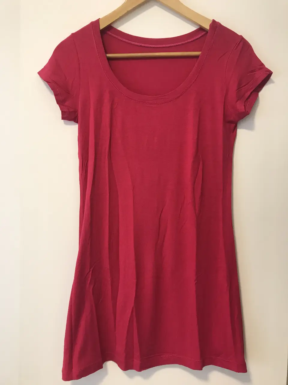 Remera de mujer de color rojo/fuccia, con cuello redondo y mangas cortas, largo a la cadera aproximada. Ideal para un look casual y cómodo. 
