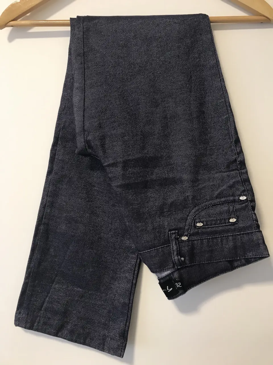 Jeans rectos de mujer tiro medio con botones, color violacio metalizado oscuro, con detalles de botones plateados ver foto falta un botó. Tucci Jeans Products. Talle 26.