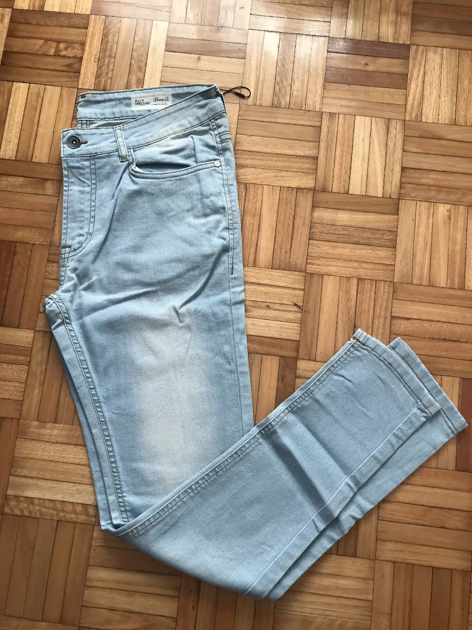 Jeans celeste claro de hombre, corte recto, modelo super skinny. Confeccionado en jean de alta calidad, ideal para un look casual y moderno. Talle 34/30.