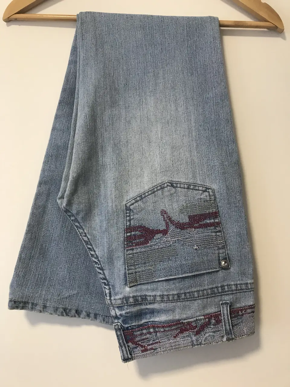Jeans de mujer, corte recto, con detalles bordados en los bolsillos traseros y en la cintura, detalle de botón y brillo en los bolsillos. Marca Big Rope, talle 30. Ideal para un look casual y cómodo.