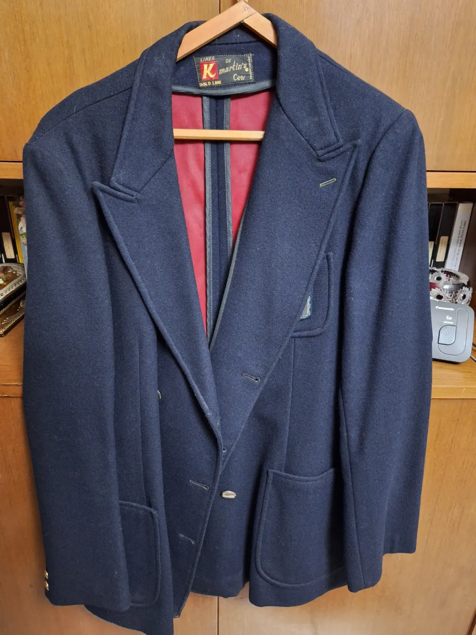 Impecable blazer de paño azul marino con forro rojo, ideal para un look elegante y sofisticado. Cuenta con un parche distintivo y detalles de diseño clásico. Perfecto para ocasiones formales o para darle un toque de distinción a tu outfit diario.