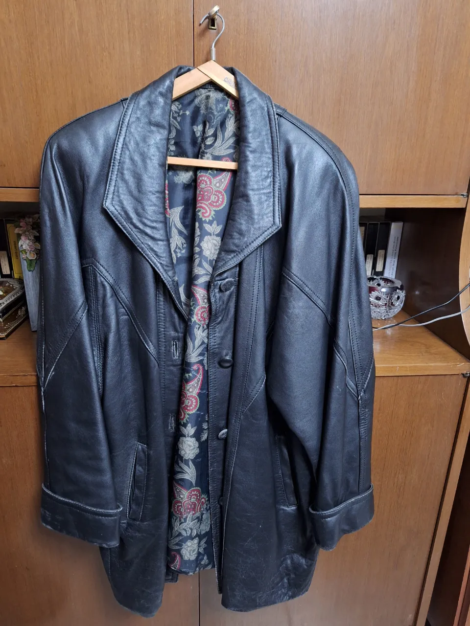 Campera de cuero negro con forro estampado. Estilo biker, ideal para un look vintage.