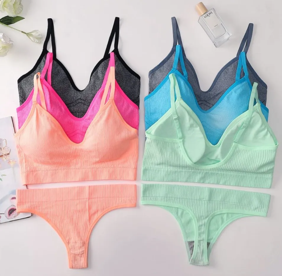 Conjunto morley de dos piezas, corpiño y bombacha vedetina, El corpiño es tipo top con breteles finos y escote en V. Disponible en varios colores vibrantes.
Talle L/XL 
Color: Gris,turquesa y fucsia 

Talle XXL/XXXL
Color: Gris,fucsia,turquesa y salmón 