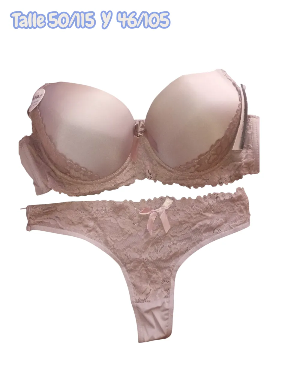 Conjunto de lencería súper delicado y romántico, ideal para sentirte hermosa todos los días. Incluye corpiño con aro y detalles de encaje, y bombacha colaless haciendo juego. Un toque de elegancia y sensualidad para tu día a día.
