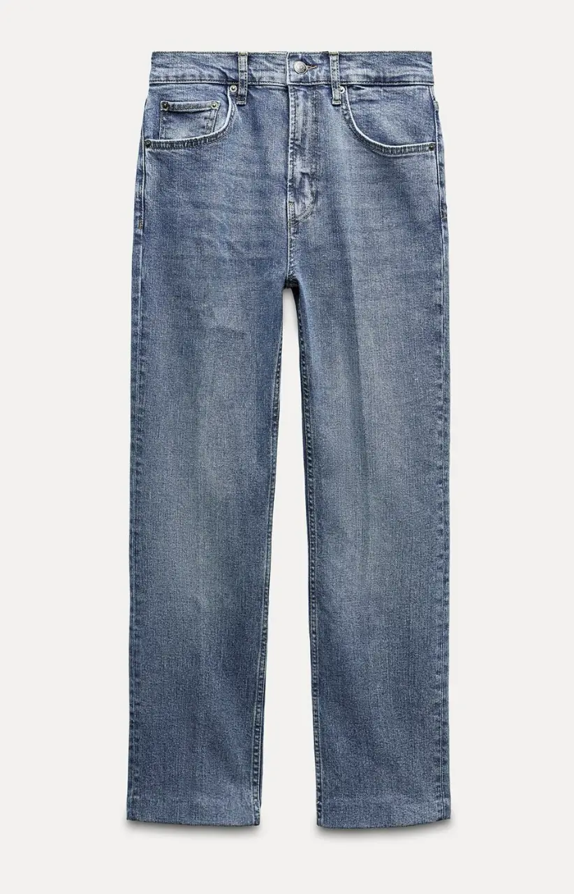 Jeans rectos de mujer tiro alto con un lavado azul claro. Un clásico para cualquier ocasión.