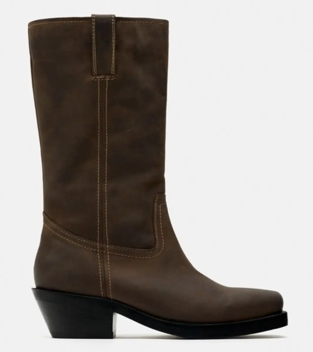 Botas de caña alta de cuero marrón, estilo cowboy, con punta cuadrada y taco bajo. Ideales para un look casual y moderno.