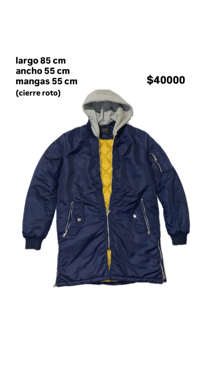 Campera bomber larga de hombre, azul marino con interior amarillo. Tiene capucha gris, cierre roto y detalles de bolsillos con cierre. Largo 85 cm, ancho 55 cm, mangas 55 cm.
