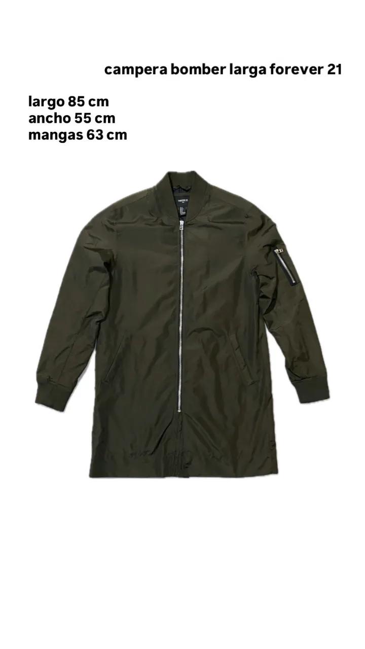 Campera bomber larga verde militar de Forever 21. Largo 85 cm, ancho 55 cm, mangas 63 cm. Ideal para un look casual y moderno.