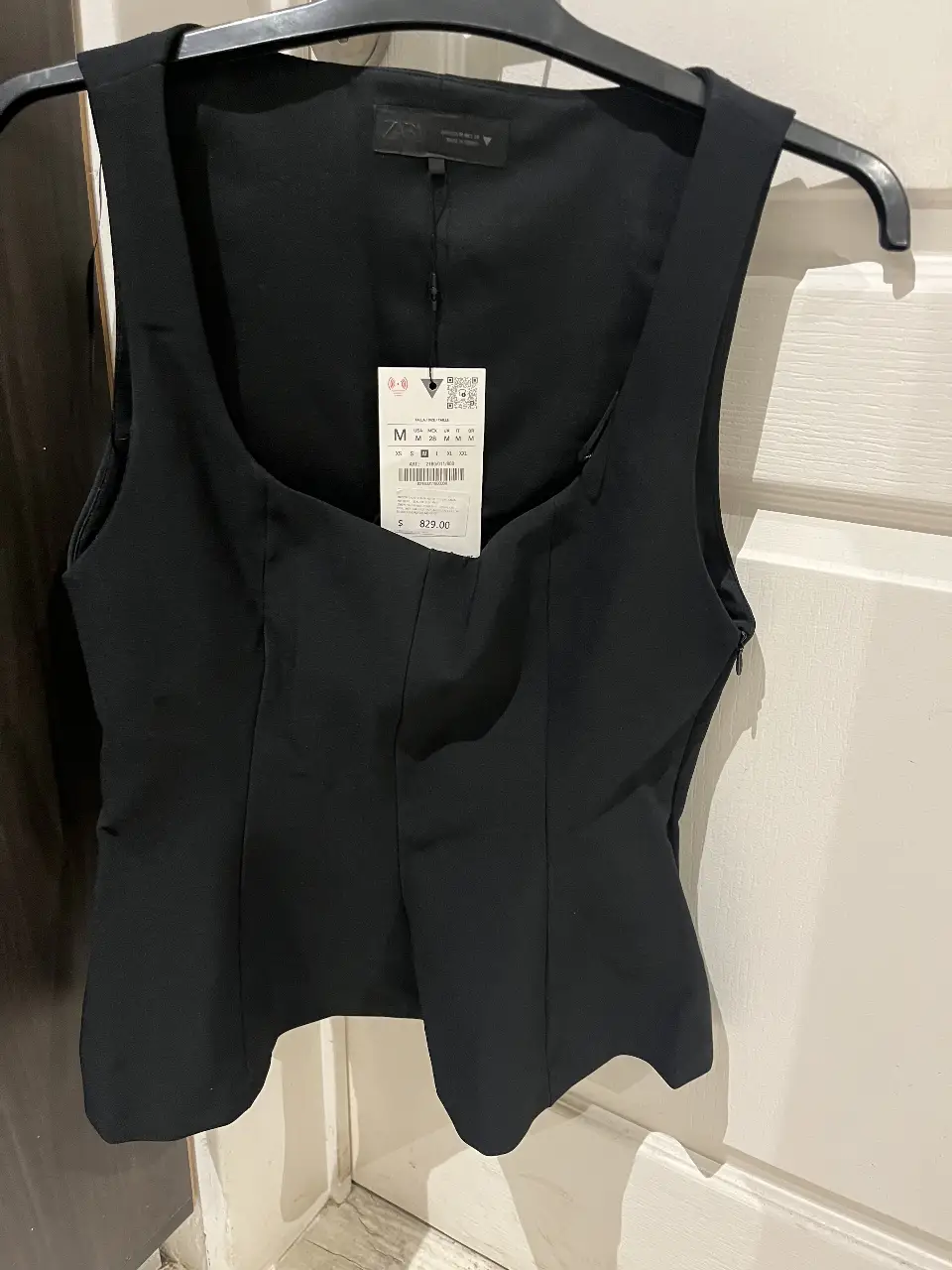 Top negro de Zara, con escote cuadrado y detalle de costura. Ideal para combinar con pantalones de vestir o faldas.