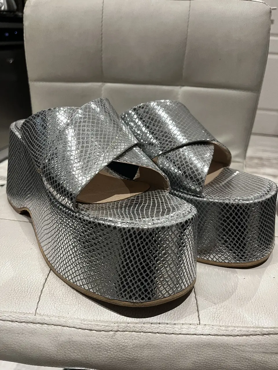 Sandalias plataforma plateadas con diseño de reptil. Talle 9.