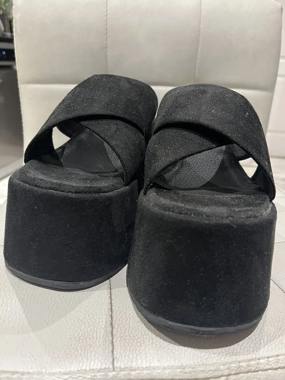 Sandalias plataforma negras con diseño cruzado. Ideales para un look moderno y cómodo.