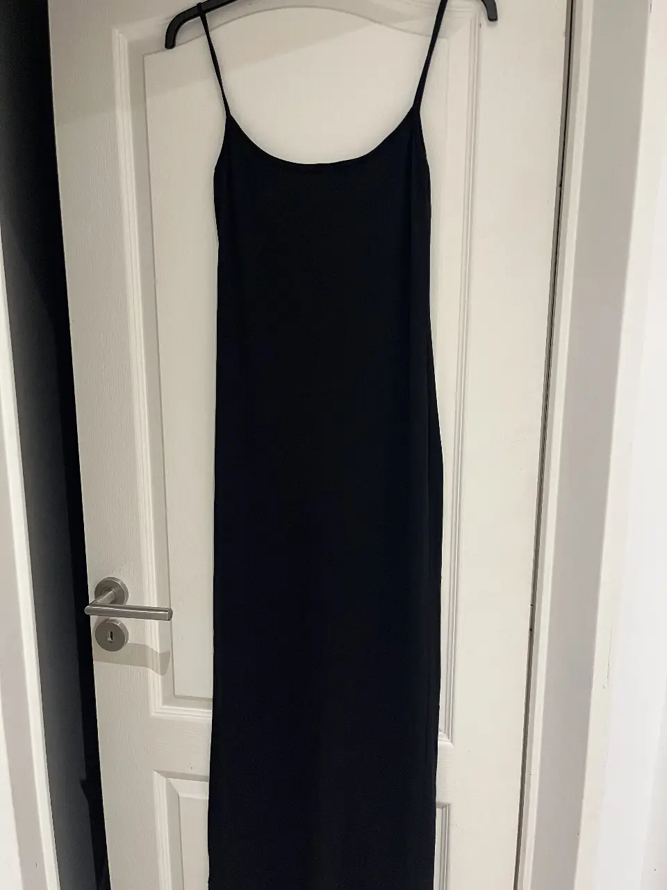 Vestido largo negro de Zara, con tirantes finos. Ideal para una salida o evento especial. Talle M.