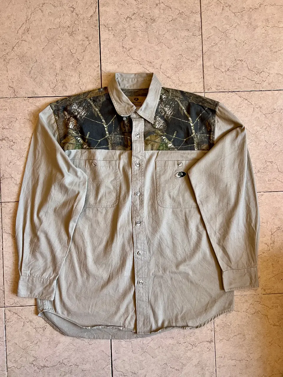 Camisa de hombre Mossy Oak manga larga con estampado camuflado en la parte superior. Ideal para actividades al aire libre o un look casual.