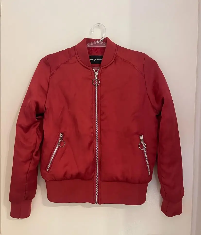 Campera bomber roja de satén, con cierre y bolsillos. Talle 40. Ideal para un look casual y canchero.