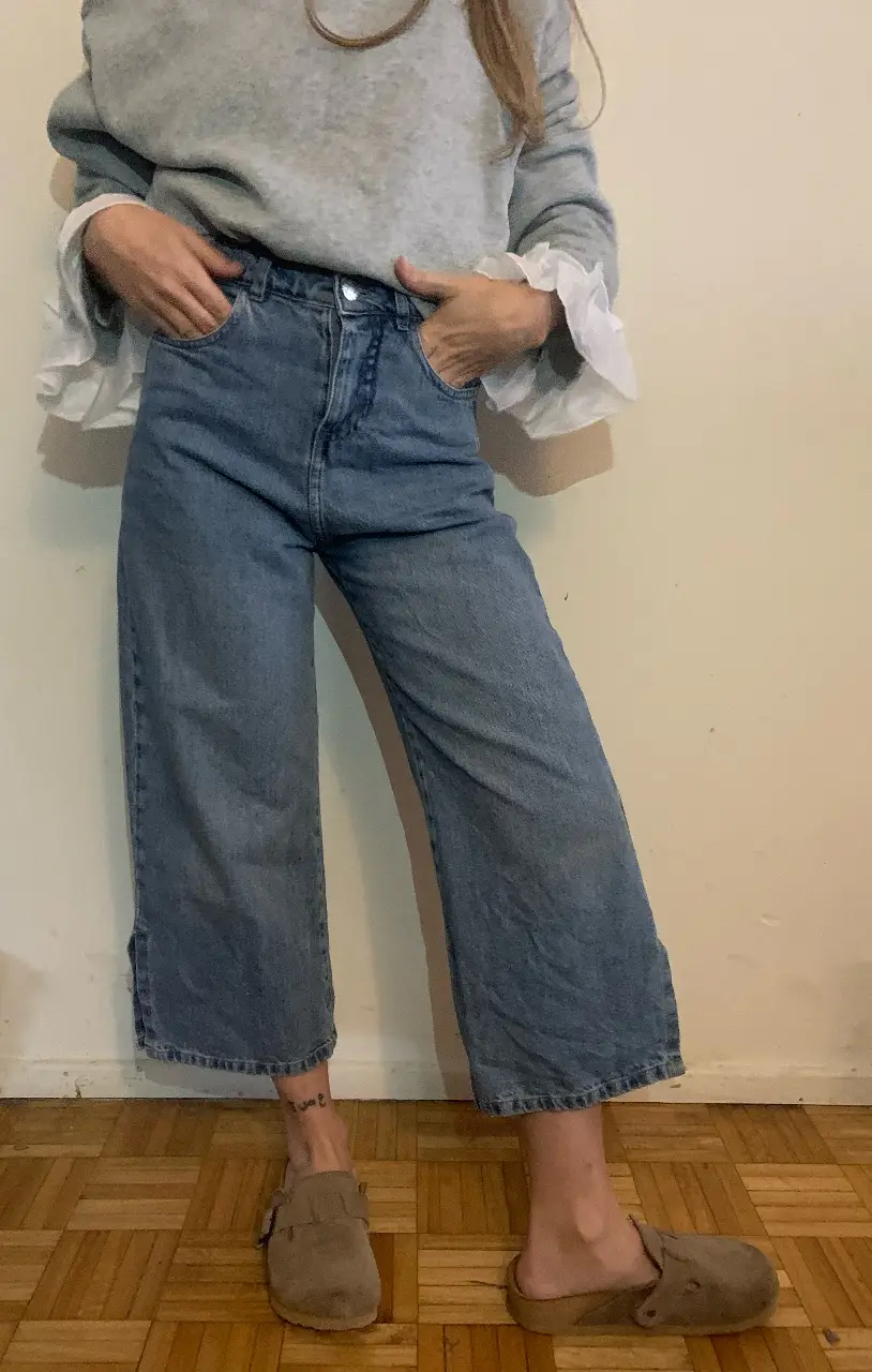 Jeans de mujer, corte recto y corto, con aberturas laterales en el bajo. Talle 36. Marca Como Quieres.