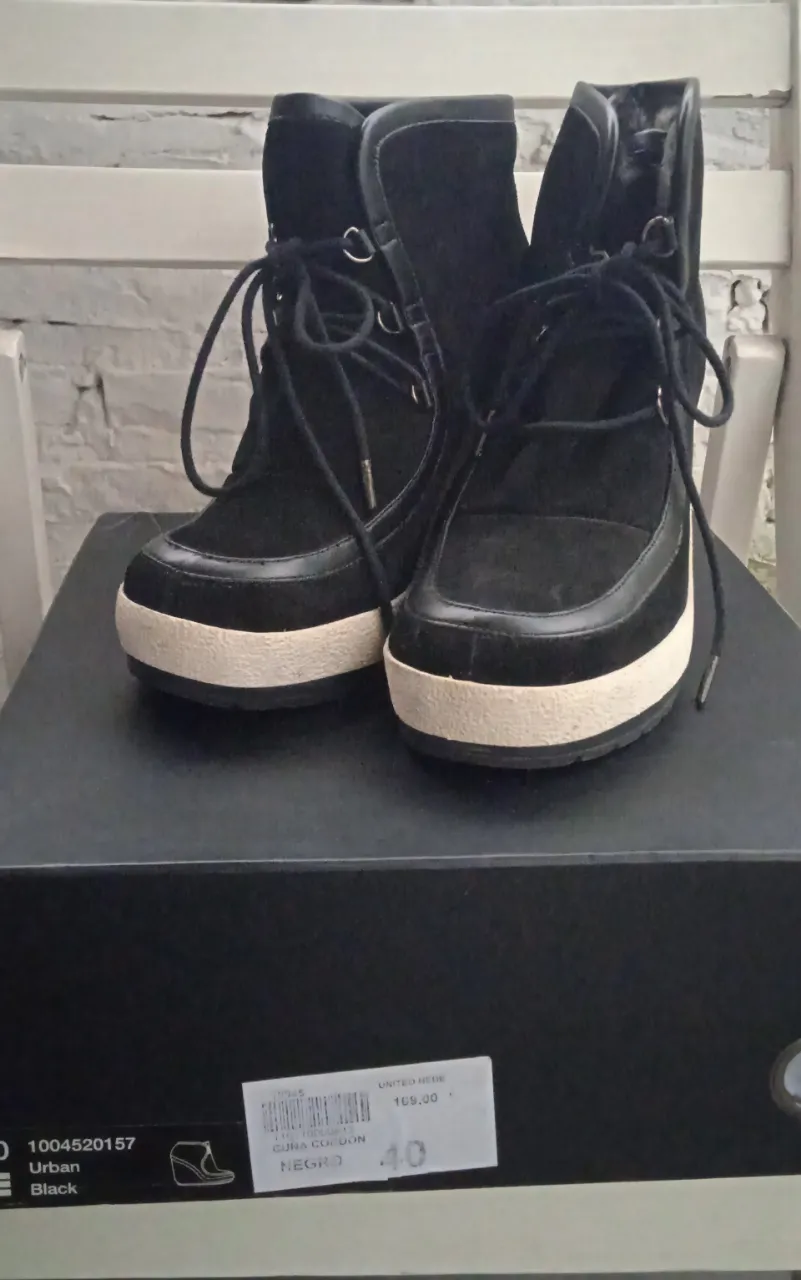 Botas acordonadas de caña baja negras. Con exterior de gamuza natural negra e interior de piel sintetica. Plataforma que en su parte más alta es de 9 cm
