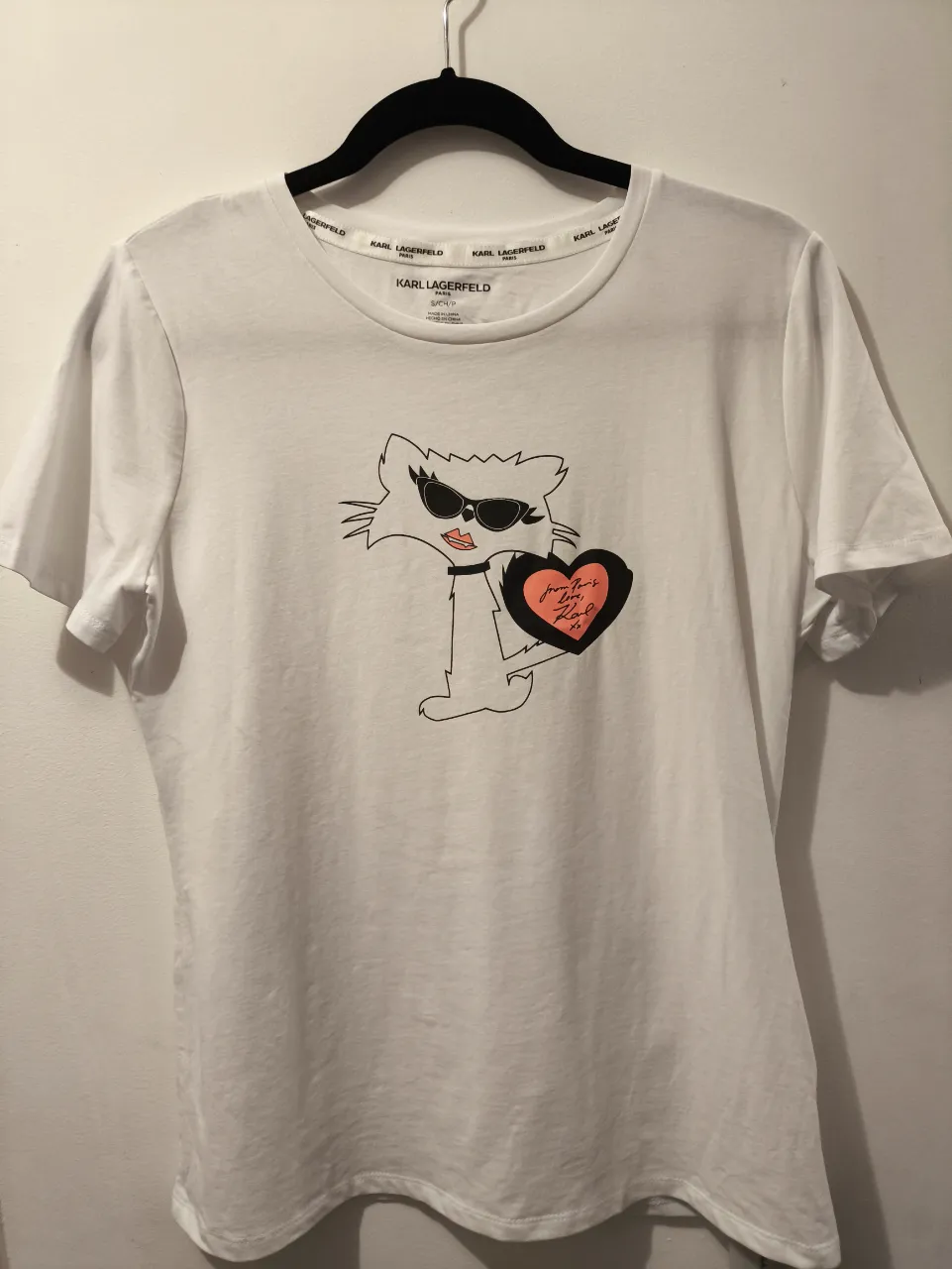 Remera blanca de algodón de la marca Karl Lagerfeld con estampado de un gato con anteojos de sol y un corazón. Talle S. Original! Nuevo! 