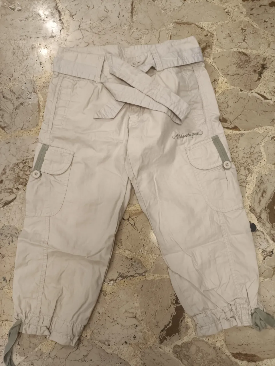 Pantalón cargo capri de mujer, color crudo, con detalle de lazo en la cintura y bolsillos laterales. Marca Montagne, talle XS.