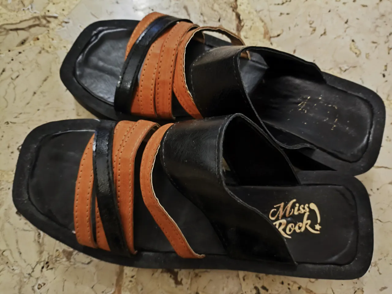 Sandalias de hombre Miss Rock, con diseño de tiras en color naranja y negro. Ideales para un look casual y cómodo.