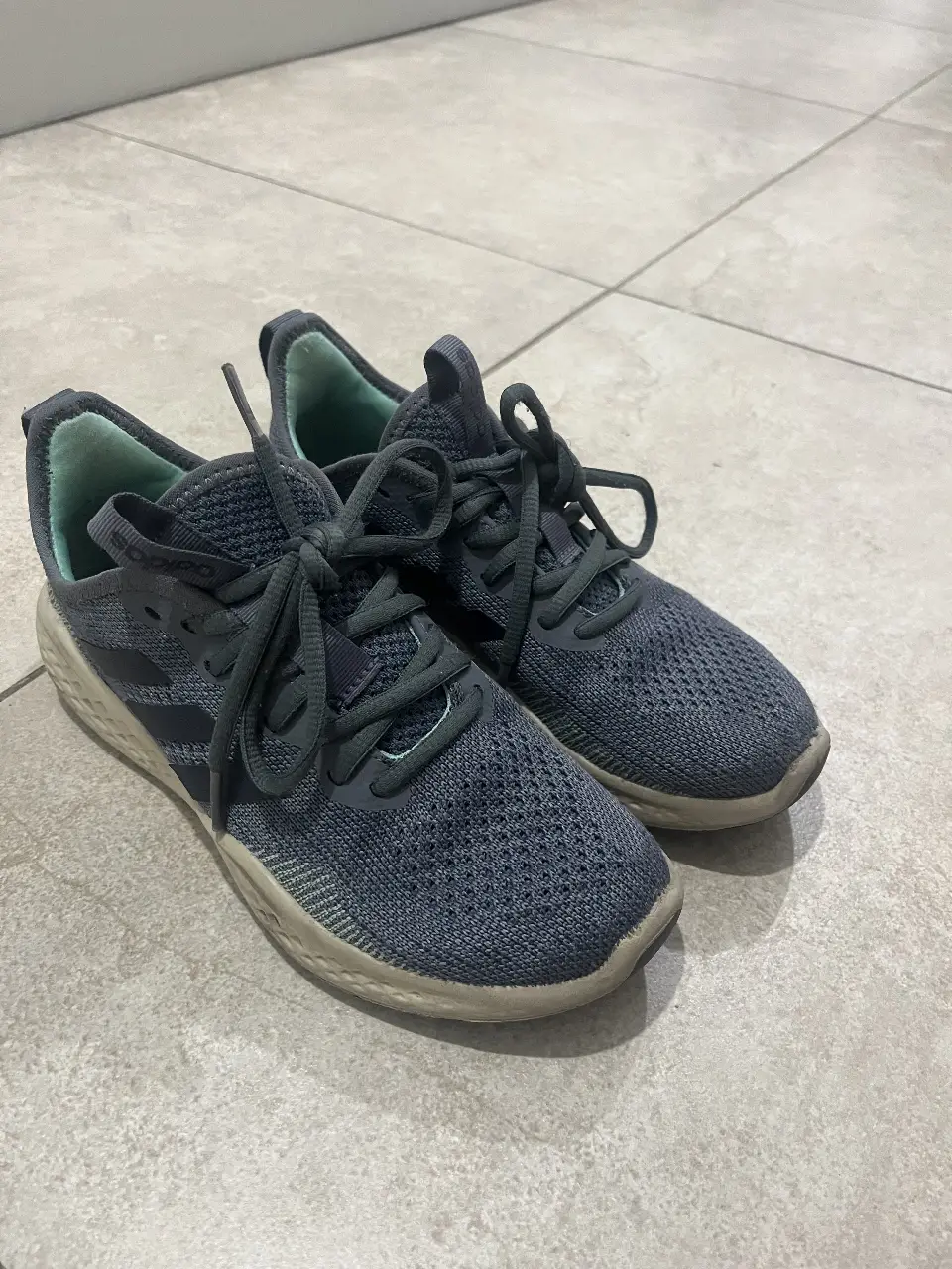 Zapatillas Adidas para hombre, color gris con detalles en verde. Talle 5.5 US. Ideales para running y uso diario.