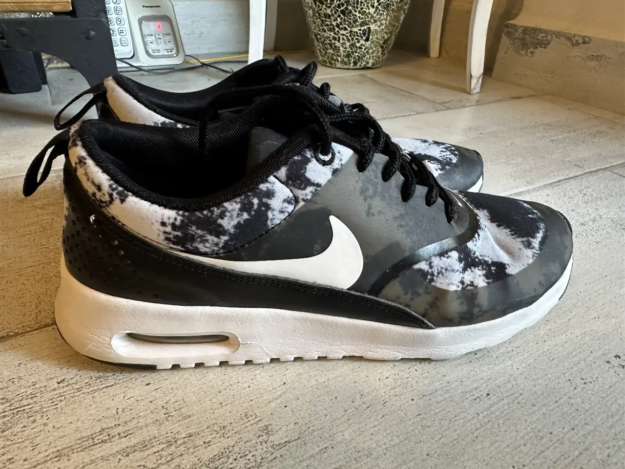 Zapatillas Nike Air Max Thea para mujer, con diseño en blanco , azul y negro. Ideales para uso diario y actividades deportivas.