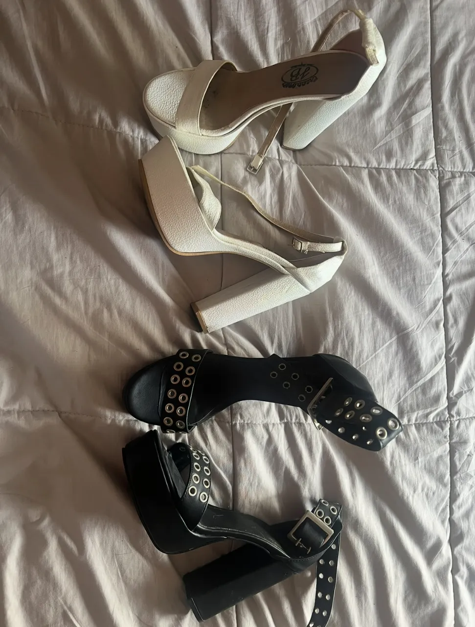OFERTA 12k c/u¡Impresionantes sandalias de plataforma con taco grueso! Un par en blanco y otro en negro, ambos con detalles de hebillas y ojales metálicos. Perfectas para darle un toque audaz a cualquier look. TALLE 38 AMBOS (1 solo uso c/u) muy comodos!! 