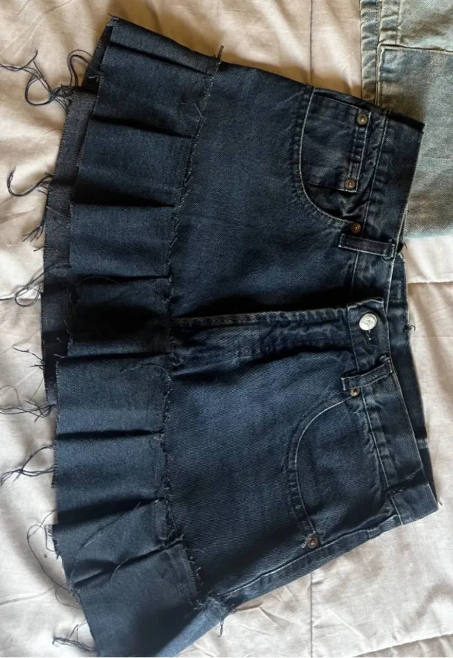 pollera de jean talle 38/40 con detalles desflecados y diseño de volados. Un básico canchero para armar looks modernos.