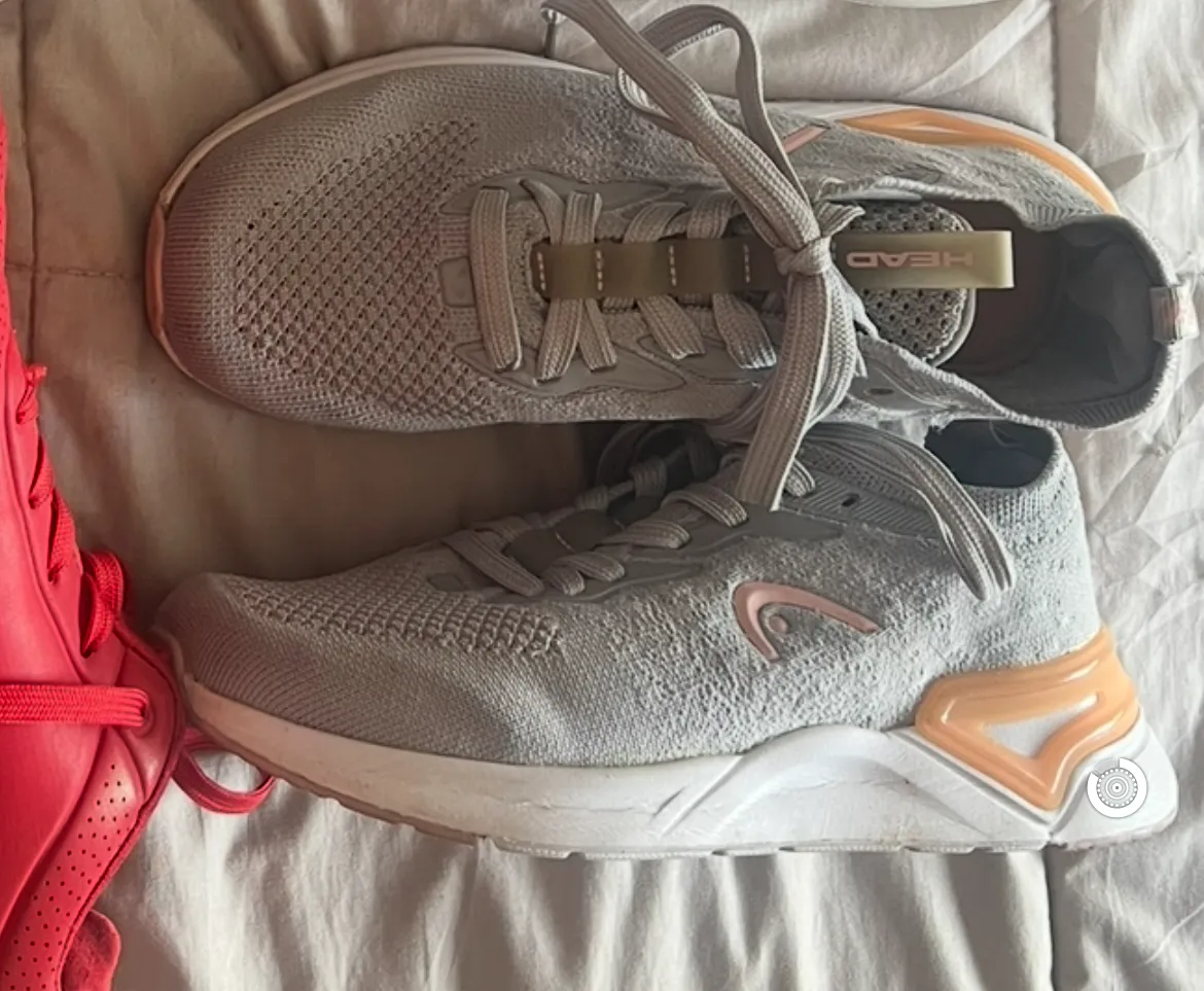 Zapatillas deportivas grises con detalles en rosa pálido y blanco. Ideales para running o entrenamiento. NUEVAS!!