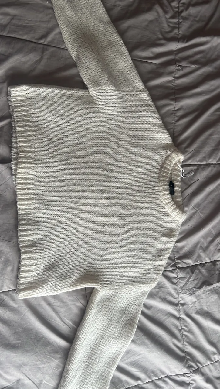 Sweater tejido de manga larga en color blanco roto. HyM talle s/m, tiene una pequeña mancha en la manga trasera derecha pero ni se nota!