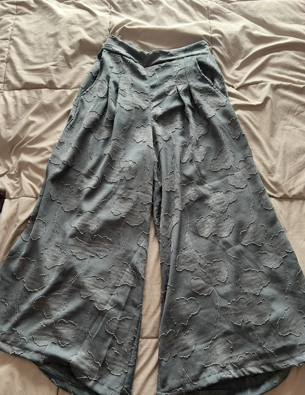 Pantalón palazzo con un estampado floral en relieve. talle 2! nuevo
