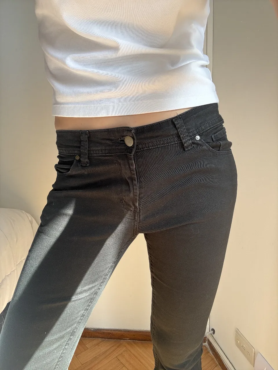 Jeans negros tiro alto, corte recto y ajustado. Perfectos para un look casual y moderno. Combinan con todo y son ideales para el día a día.