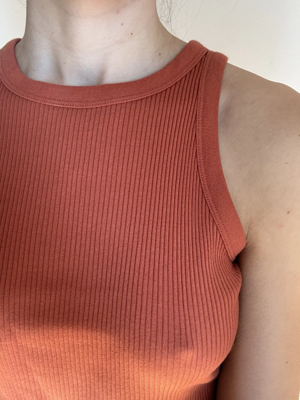 Top de morley color terracota, súper canchero y versátil. Ideal para combinar con jeans o shorts.