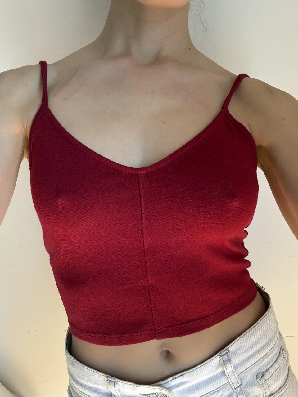 Top rojo escotado con tiras finas. Ideal para un look casual o para salir.