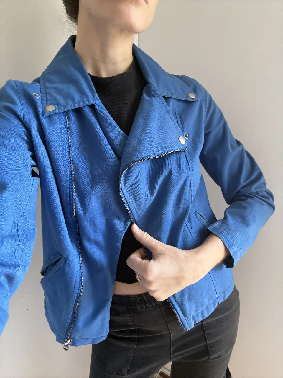 Campera estilo biker azul vibrante, ideal para darle un toque canchero a cualquier outfit. Con cierres metálicos y detalles de hebillas en la cintura, es perfecta para un look urbano y moderno. Su corte moderno la hace súper versátil.