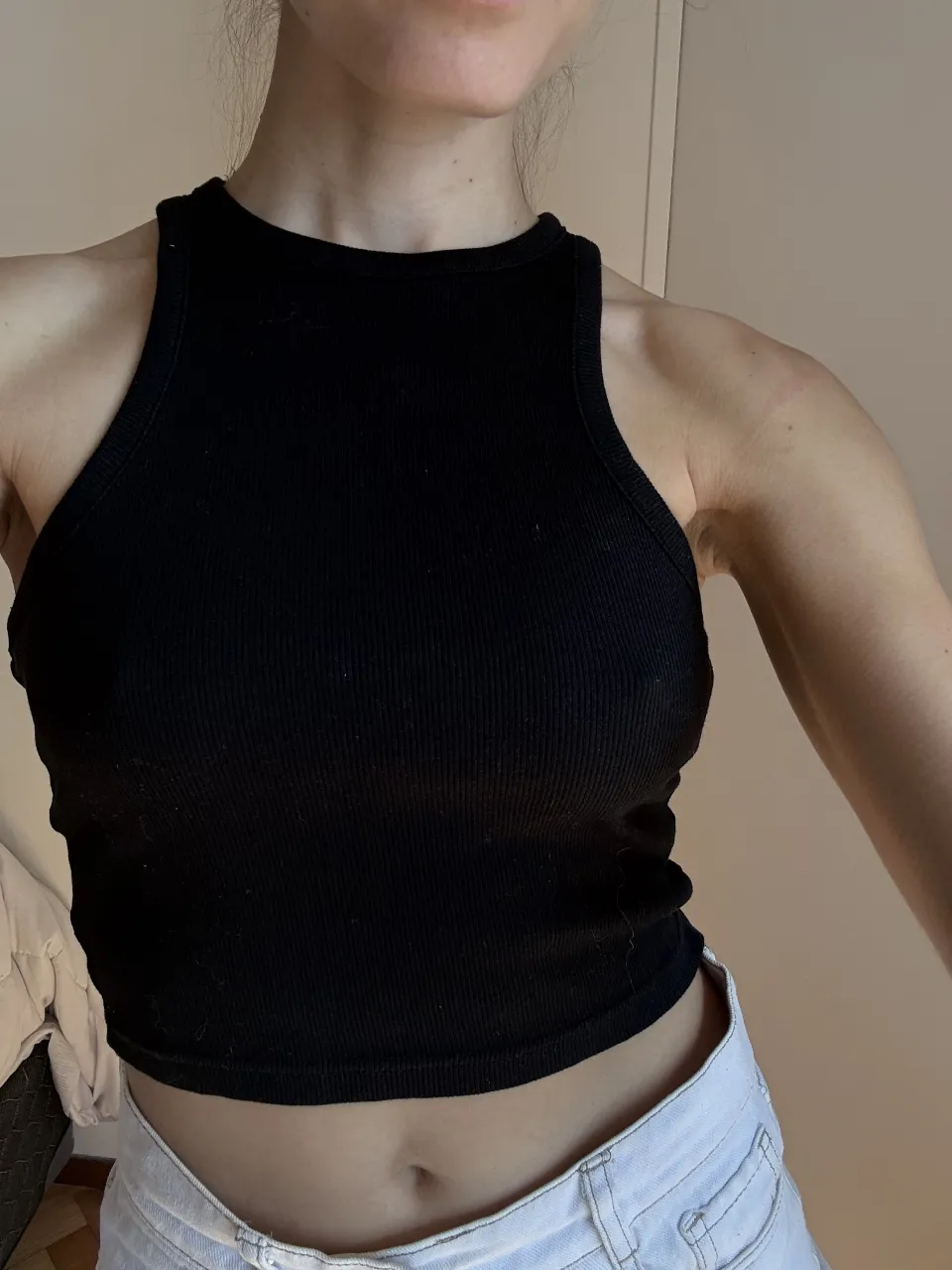 Musculosa negra de morley, súper canchera y versátil. Perfecta para combinar con jeans, shorts o polleras. Ideal para el día a día o para un look más arreglado.