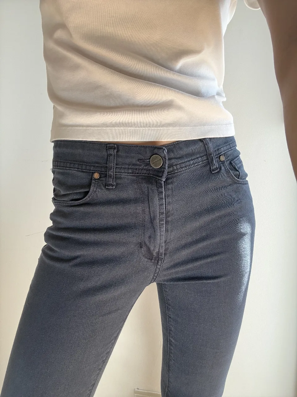 Jeans tiro alto grises, corte recto y ajustado. Perfectos para un look casual y moderno. Combinan con todo.