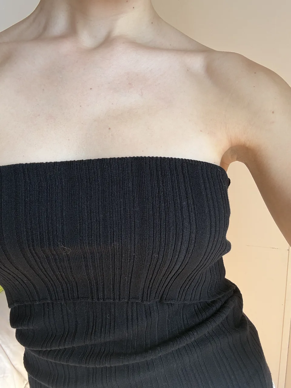 Top negro sin mangas, ideal para un look canchero y moderno. Perfecto para combinar con jeans o shorts.