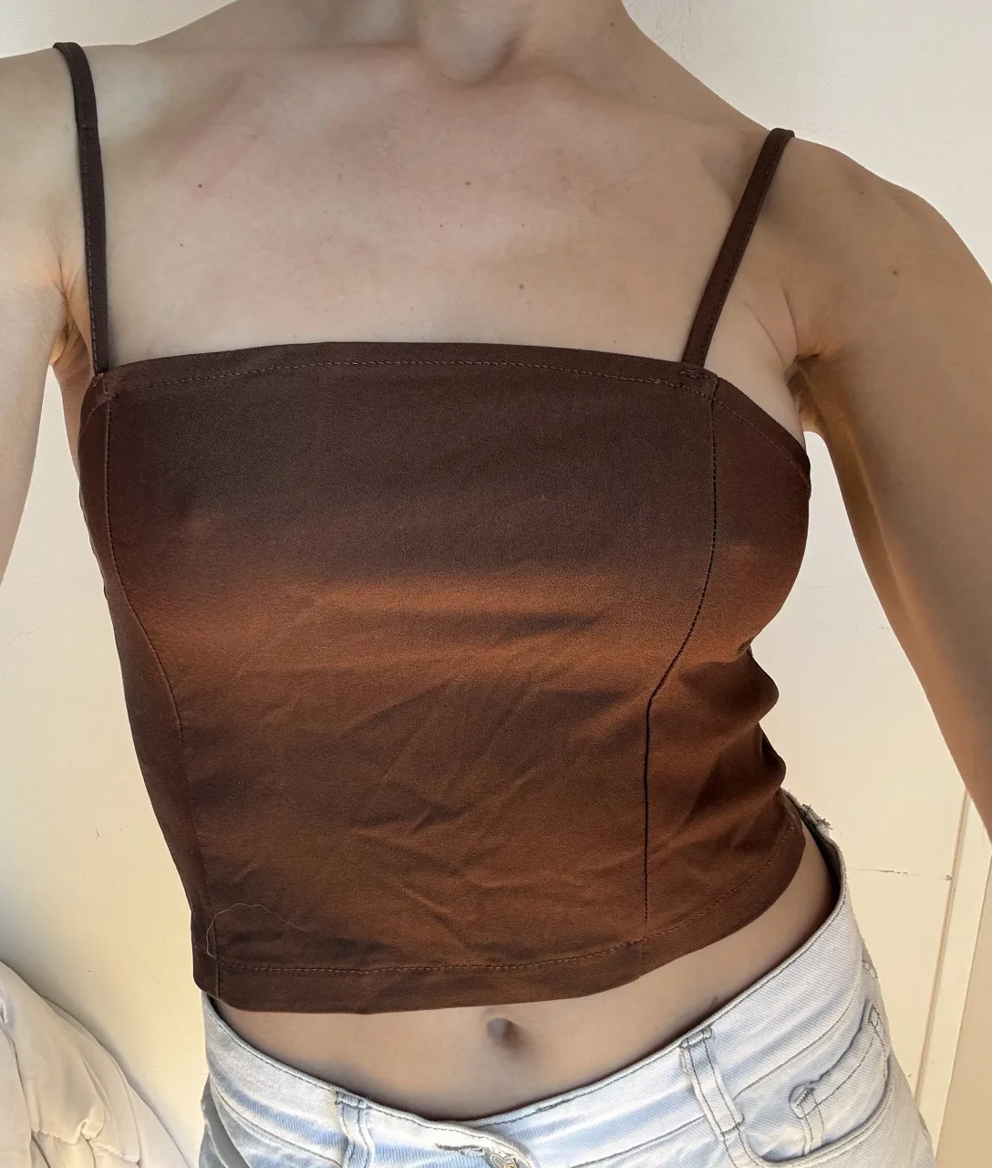 Top marrón de breteles finos y escote cuadrado. Ideal para un look casual y canchero.