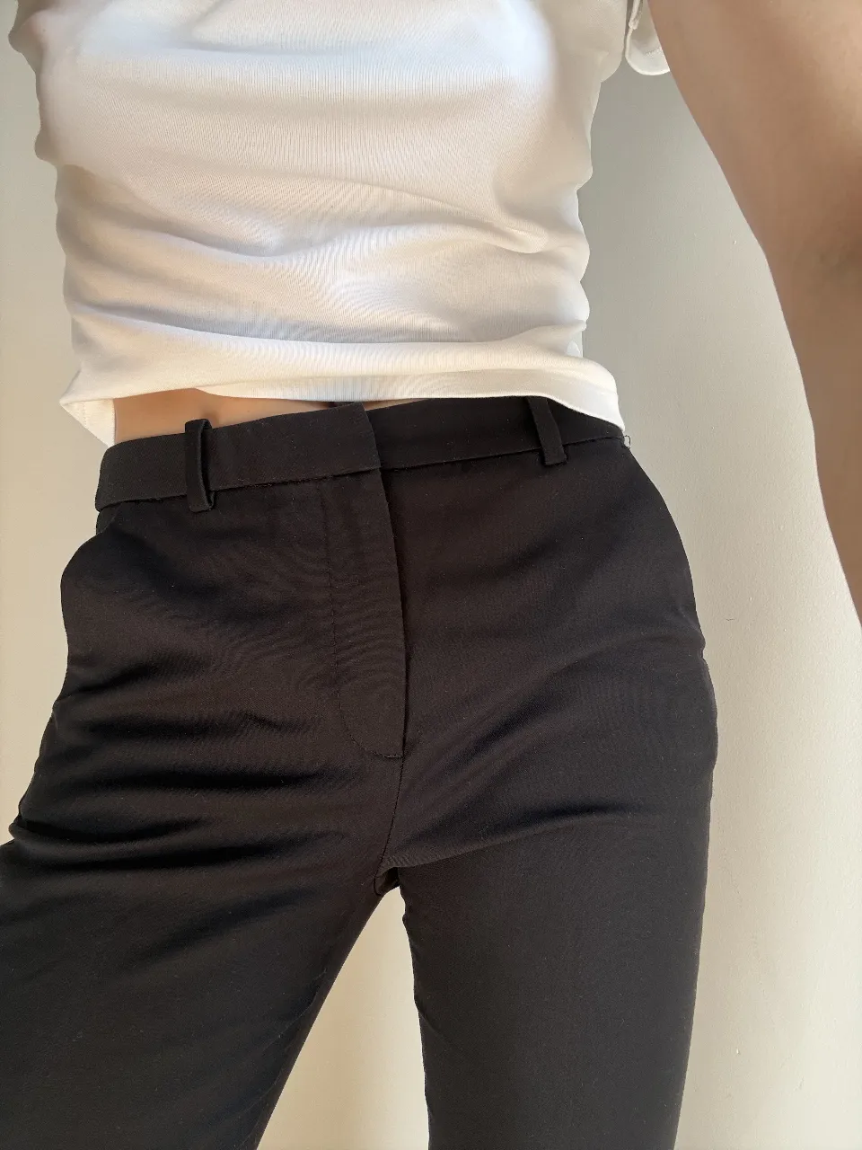 Pantalón negro tiro alto, corte recto y elegante. Ideal para un look sofisticado y moderno, perfecto para la oficina o una salida.