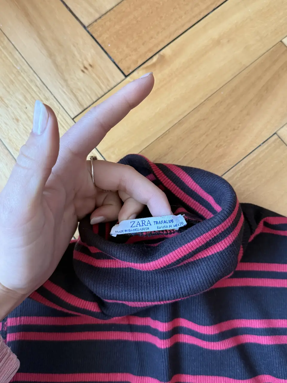 Remera de cuello alto a rayas rojas y negras de la marca Zara Trafaluc, ideal para un look casual y moderno. Confeccionada en un tejido suave y cómodo, perfecta para combinar con jeans o faldas.