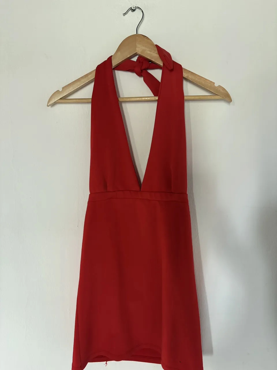Vestido rojo escotado con breteles al cuello. Ideal para fiestas o salidas.