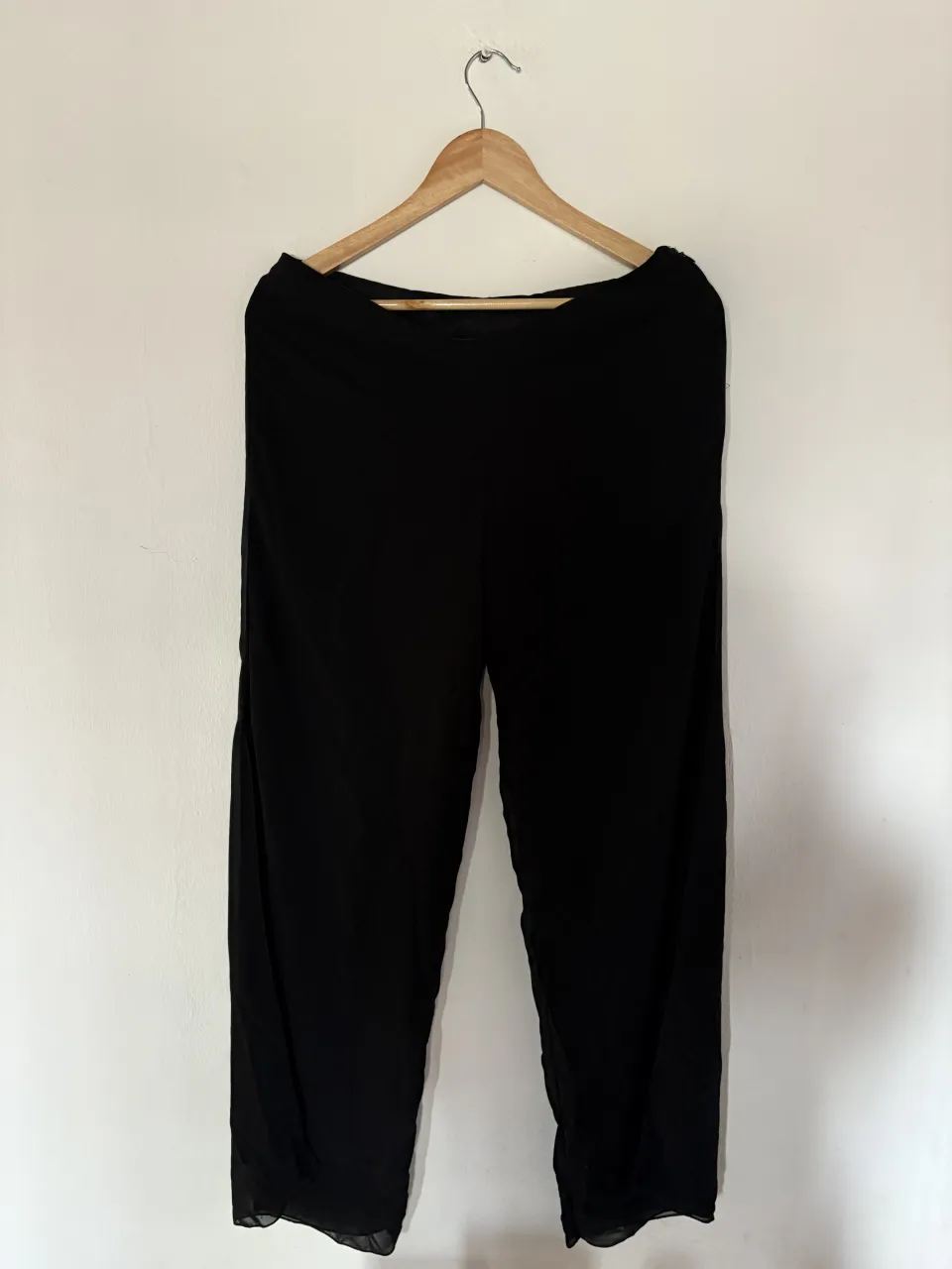 Pantalón negro de tela liviana, ideal para un look cómodo y elegante. Su corte ancho y fluido lo hace perfecto para cualquier ocasión.