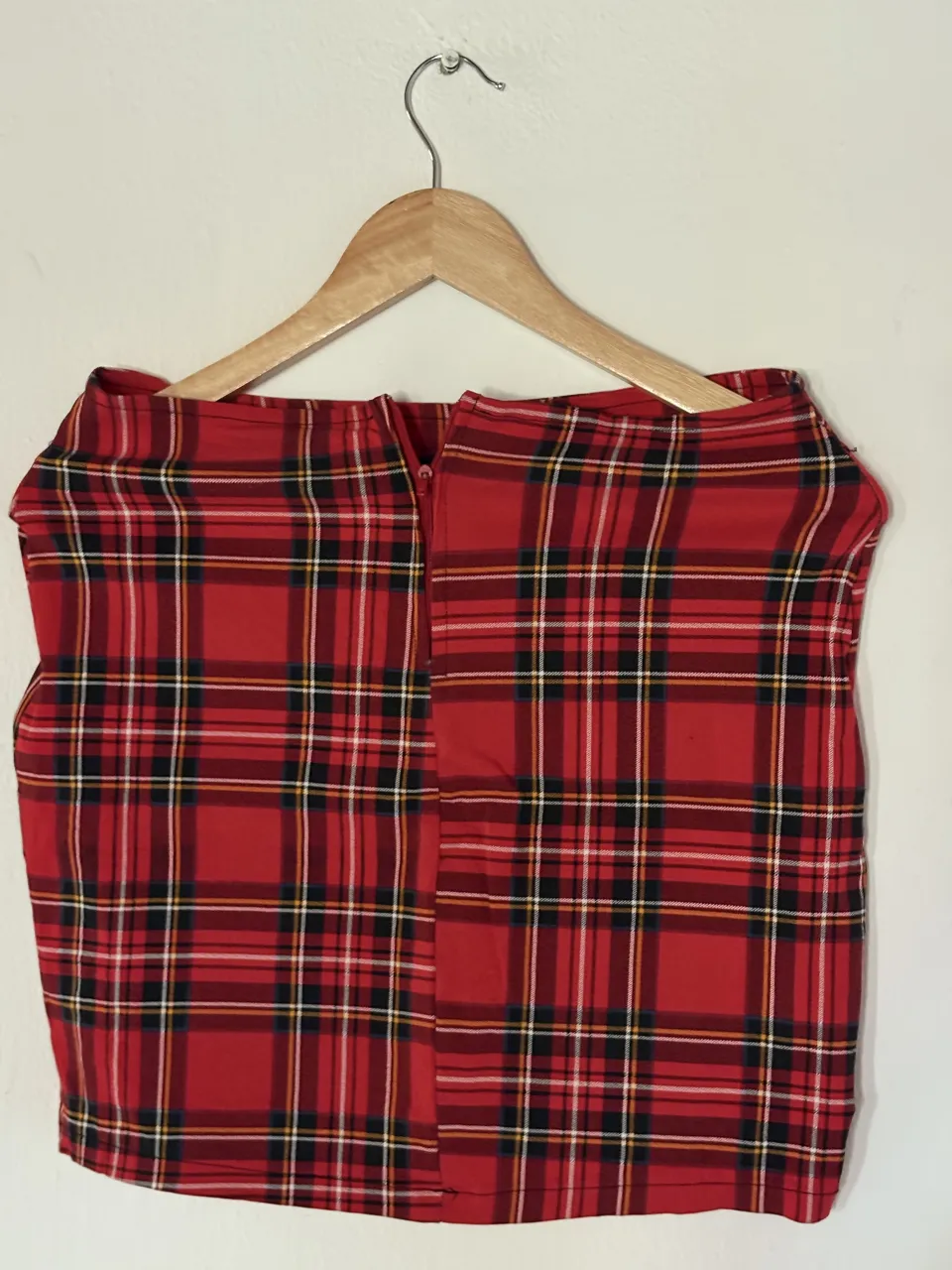 Pollera corta de cuadros escoceses en rojo y negro, con cierre atras .Ideal para un look canchero y moderno.