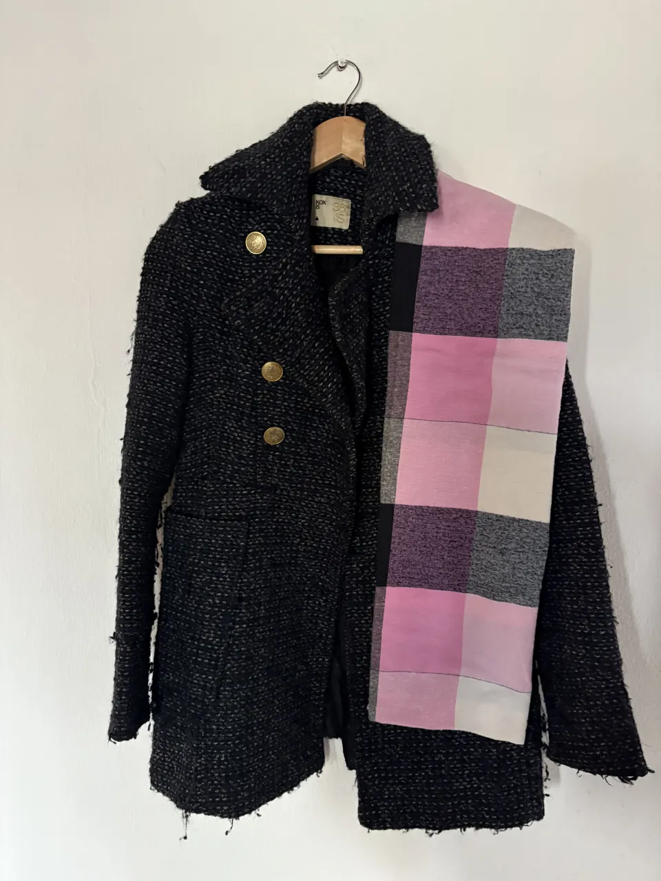 Abrigo  negra,y azul ideal para el frío. 5 botones a colocar